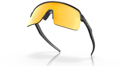 detail Slnečné okuliare Oakley 9463-1339 Sutro Lite Matte Carbon s Prizm 24K šošovkami