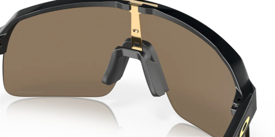 detail Slnečné okuliare Oakley 9463-1339 Sutro Lite Matte Carbon s Prizm 24K šošovkami