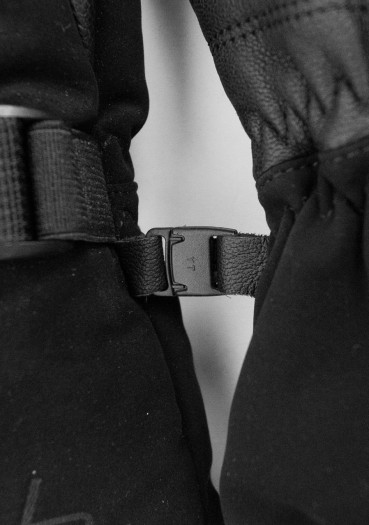 detail Dámské rukavice Reusch Yeta Mitten Black/Shiny Silver