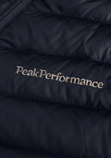 detail Dámska bunda Peak Performance W Frost Down Hood Jacket – Black