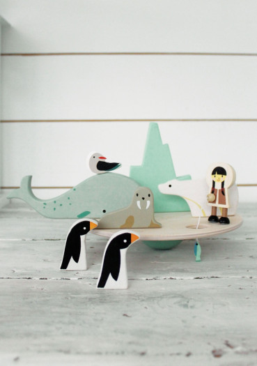 detail Tender Leaf Balancing Polar Circle