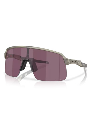 detail Slnečné okuliare Oakley Sutro Lite – Matte Grey Ink s Prizm™ Road Black sklami